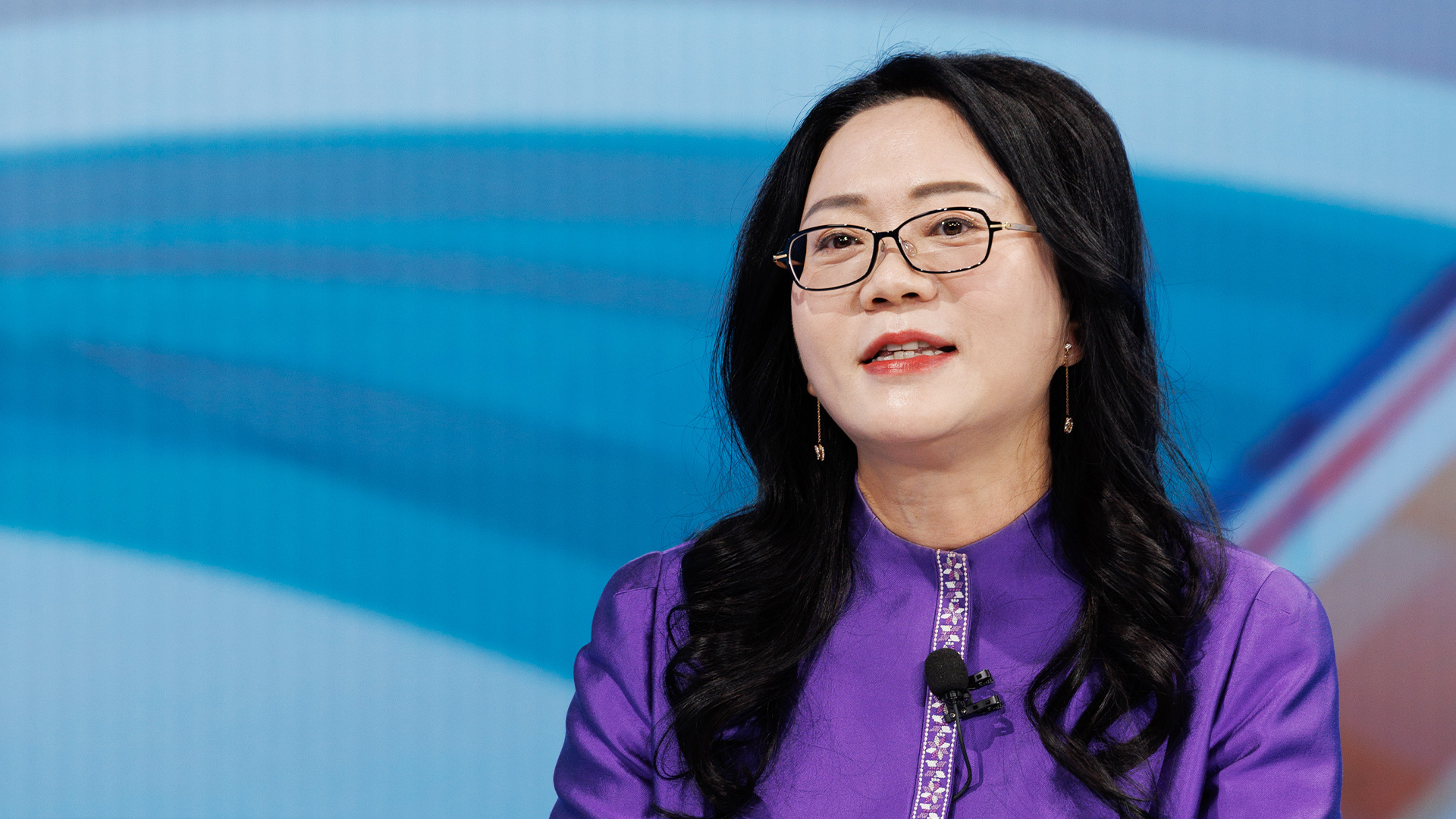 通過(guò)實(shí)施積極的宏觀(guān)政策，為企業(yè)注入了“穩定劑”