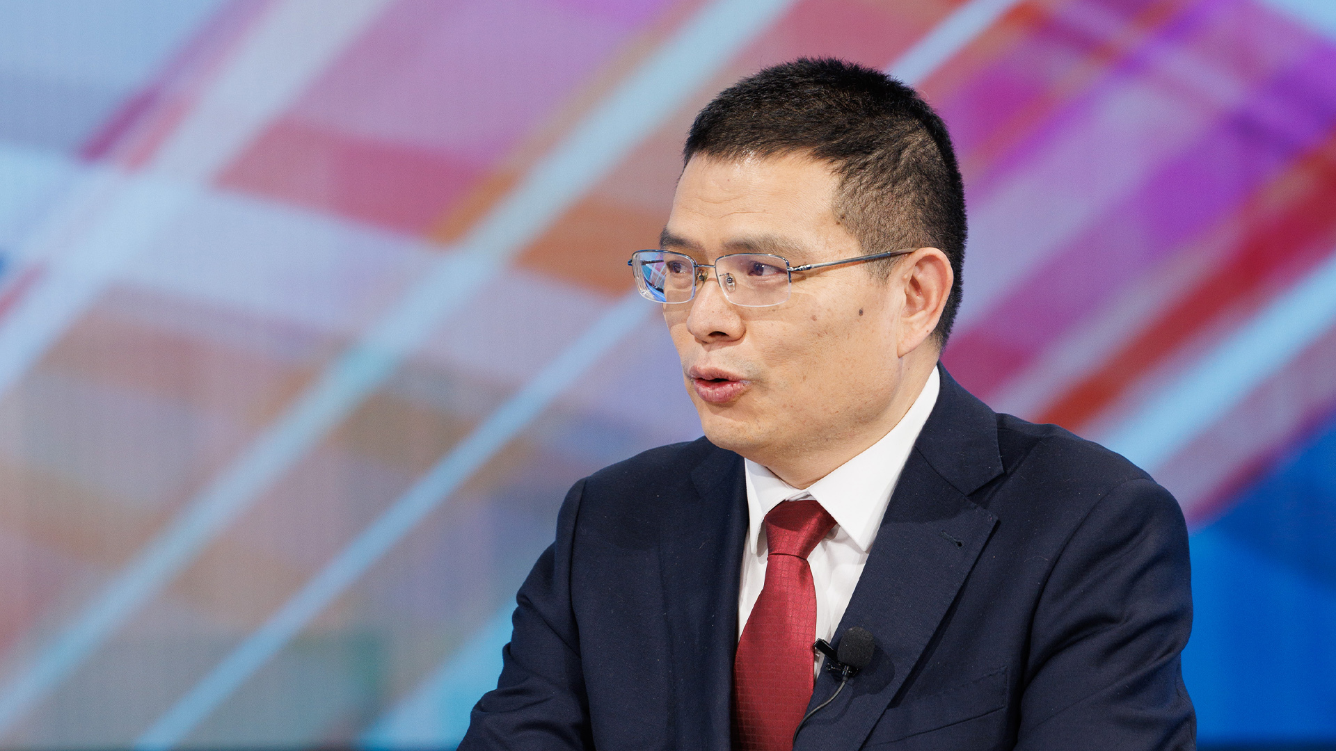 堅持創(chuàng  )新驅動(dòng)，加緊培育壯大新動(dòng)能