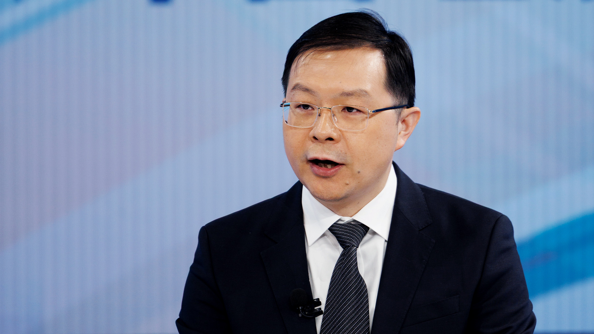 堅持“雙碳”引領(lǐng)，推動(dòng)全面綠色轉型